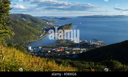 Paysage de ville : top panorama de petropavlovsk kamchatsky-ville, de la baie d'Avacha (avachinskaya bay), l'océan pacifique. de la péninsule du Kamtchatka, extrême-orient russe Banque D'Images