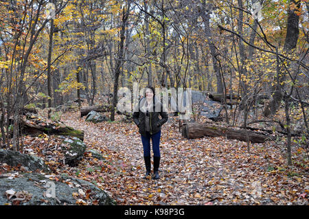 Gettysburg National Military Park, New York, USA - 31 octobre 2016 Syndicat des femmes sur la piste de big round top avec les feuilles d'automne en arrière-plan Banque D'Images