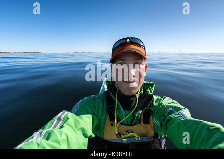 Kayak en mer Baltique, phare de Söderskär en arrière-plan, Porvoo, Finlande, Europe, UE Banque D'Images