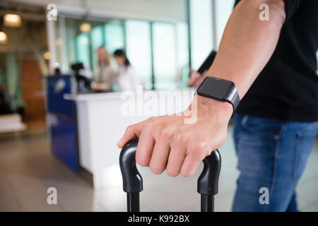 Passager à l'aéroport port smart watch Banque D'Images