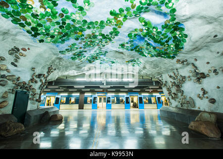 Nackrosen sur la station de métro de Stockholm, ou T-Bana, en Suède. Le métro de Stockholm est considéré comme le plus ancien musée d'art dans le monde. Banque D'Images