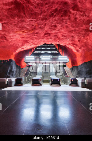 Solna Centrum station sur le métro de Stockholm, ou T-Bana, en Suède. Le métro de Stockholm est considéré comme le plus ancien musée d'art dans le monde. Banque D'Images