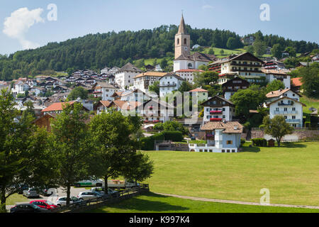 Le village de San Genesio avec chalets et un clocher d'église tout en haut d'une tour en téléphérique de Bolzano (Bozen) en Italie. Banque D'Images