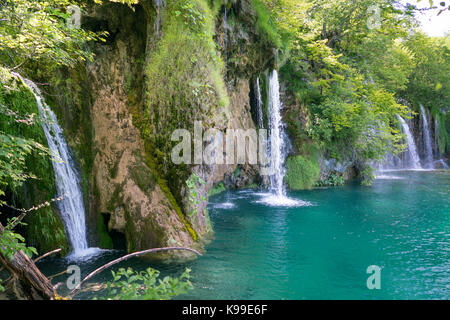 Cascades magnifiques dans le Parc National de Plitvice Banque D'Images