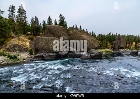 De belles formations rocheuses sur la rivière Spokane au bol et cruche salon De riverside state park. nine mile falls-Washington, état Banque D'Images