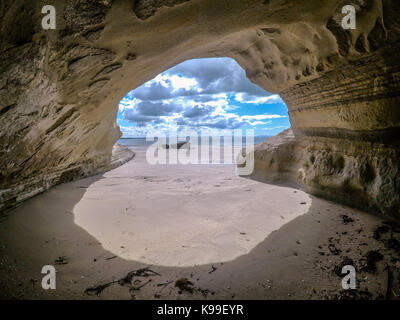 À la grotte de la mer de près de takapuna beach, North Shore, Auckland, Nouvelle-Zélande, nz Banque D'Images