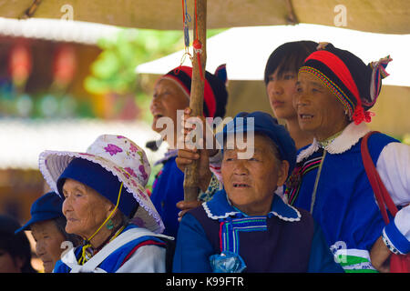 Lijiang, Chine - 4 octobre 2007 : un groupe de cadres de la minorité Naxi femmes habillées en vêtements traditionnels en regardant les autres danser dans la vieille ville de Lijiang, Yu Banque D'Images