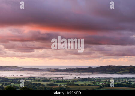 Marshwood, dorset, UK. 22 sep, 2017. uk weather. vue depuis l'âge de fer de fort de près de marshwood pilsdon pen dans le Dorset à travers un misty vale marshwood vers colmers hill à bridport au lever du soleil. Photo credit : Graham hunt/Alamy live news Banque D'Images