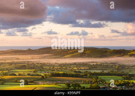 Marshwood, dorset, UK. 22 sep, 2017. uk weather. vue depuis l'âge de fer de fort de près de marshwood pilsdon pen dans le Dorset à travers un misty vale marshwood vers colmers hill à bridport au lever du soleil. Photo credit : Graham hunt/Alamy live news Banque D'Images