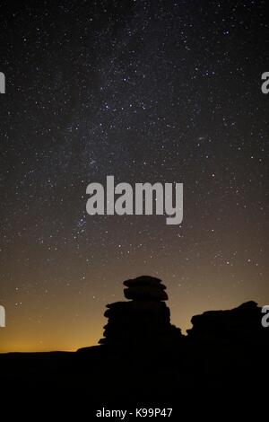 Grand Tor discontinues, Dartmoor National Park, Devon, UK. Sep 21, 2017. Ciel de nuit grand Tor discontinues montrant beaucoup d'étoiles et la Voie lactée. Ciel clair et par temps froid à la veille de l'Équinoxe d'automne. Credit : Carolyn Jenkins/Alamy Live News Banque D'Images