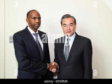 (170922) -- Organisation des Nations Unies, sept. 22, 2017 (Xinhua) -- le ministre chinois des affaires étrangères wang yi (r) rencontre avec le premier ministre somalien Hassan Ali khaire en marge de l'assemblée générale des Nations unies, à new york, sept. 21, 2017. (Xinhua/wang ying) (zjy) Banque D'Images