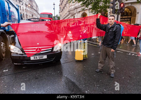 21 septembre 2017 - London, UK - London, UK. 21 septembre 2017. Les militants pour tuer 'stop' londoniens tenir une bannière qui se trouve dans le volet pour effacer Trafalgar square du trafic dans une courte manifestation contre la pollution de l'air dans la capitale qui donnent lieu à 9 500 décès prématurés et de souffrances de maladies respiratoires. dans une protestation soigneusement planifiée ils ont bloqué tous les cinq entrées du rond-point de la place, vider de trafic alors qu'ils a parlé du problème et ont distribué des tracts. c'était la 5e manifestation des militants de la hausse jusqu'visant à mobiliser les gens Banque D'Images