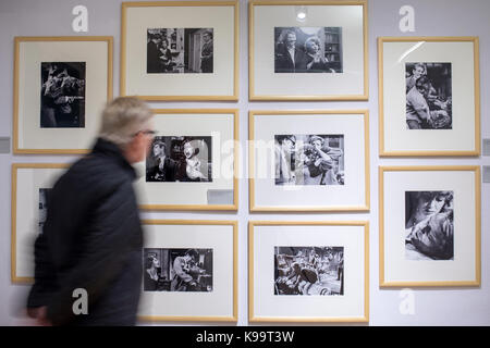 Bad saulgau, Allemagne . 22 sep, 2017. Un homme regarde les photos de Liz Taylor à l'exposition 'ikonen der leinwand' (lit. 'Icônes de l'écran') avec des photos par Milton h greene bob willoughby. et à la Kunsthaus apolda Exhibition Hall à apolda, Allemagne, 22 septembre 2017. entre 24 septembre et 17 décembre 2017, plus de 150 photos couleur et monochrome de hollywood acteurs Audrey Hepburn, Liz Taylor, Grace Kelly et Marlene Dietrich de 1950 à 1972 sont exposées. photo : arifoto ug/michael reichel/dpa-zentralbild/dpa dpa : crédit photo alliance/Alamy live news Banque D'Images