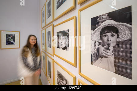 Bad saulgau, Allemagne . 22 sep, 2017. Une femme regarde l'image d'Audrey Hepburn à l'exposition 'ikonen der leinwand' (lit. 'Icônes de l'écran') avec des photos par Milton h greene bob willoughby. et à la Kunsthaus apolda Exhibition Hall à apolda, Allemagne, 22 septembre 2017. entre 24 septembre et 17 décembre 2017, plus de 150 photos couleur et monochrome de hollywood acteurs Audrey Hepburn, Liz Taylor, Grace Kelly et Marlene Dietrich de 1950 à 1972 sont exposées. photo : arifoto ug/michael reichel/dpa-zentralbild/dpa dpa : crédit photo alliance/Alamy live news Banque D'Images