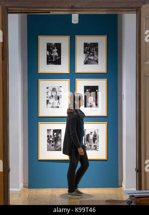 Bad saulgau, Allemagne . 22 sep, 2017. Une femme regarde l'exposition 'ikonen der leinwand' (lit. 'Icônes de l'écran') avec des photos par Milton h greene bob willoughby. et à la Kunsthaus apolda Exhibition Hall à apolda, Allemagne, 22 septembre 2017. entre 24 septembre et 17 décembre 2017, plus de 150 photos couleur et monochrome de hollywood acteurs Audrey Hepburn, Liz Taylor, Grace Kelly et Marlene Dietrich de 1950 à 1972 sont exposées. photo : arifoto ug/michael reichel/dpa-zentralbild/dpa dpa : crédit photo alliance/Alamy live news Banque D'Images