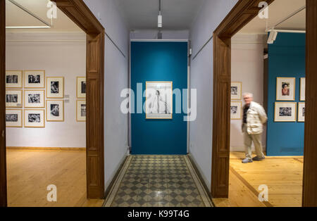 Bad saulgau, Allemagne . 22 sep, 2017. Un homme regarde l'exposition 'ikonen der leinwand' (lit. 'Icônes de l'écran') avec des photos par Milton h greene bob willoughby. et à la Kunsthaus apolda Exhibition Hall à apolda, Allemagne, 22 septembre 2017. entre 24 septembre et 17 décembre 2017, plus de 150 photos couleur et monochrome de hollywood acteurs Audrey Hepburn, Liz Taylor, Grace Kelly et Marlene Dietrich de 1950 à 1972 sont exposées. photo : arifoto ug/michael reichel/dpa-zentralbild/dpa dpa : crédit photo alliance/Alamy live news Banque D'Images