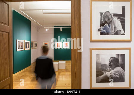 Bad saulgau, Allemagne . 22 sep, 2017. dpatop - une femme marche dernières photos de Marlene Dietrich à l'exposition 'ikonen der leinwand' (lit. 'Icônes de l'écran') avec des photos par Milton h greene bob willoughby. et à la Kunsthaus apolda Exhibition Hall à apolda, Allemagne, 22 septembre 2017. entre 24 septembre et 17 décembre 2017, plus de 150 photos couleur et monochrome de hollywood acteurs Audrey Hepburn, Liz Taylor, Grace Kelly et Marlene Dietrich de 1950 à 1972 sont exposées. photo : arifoto ug/michael reichel/dpa-zentralbild/dpa dpa : crédit photo alliance/Alamy live news Banque D'Images