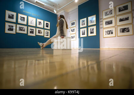 Bad saulgau, Allemagne . 22 sep, 2017. Une femme regarde l'exposition 'ikonen der leinwand' (lit. 'Icônes de l'écran') avec des photos par Milton h greene bob willoughby. et à la Kunsthaus apolda Exhibition Hall à apolda, Allemagne, 22 septembre 2017. entre 24 septembre et 17 décembre 2017, plus de 150 photos couleur et monochrome de hollywood acteurs Audrey Hepburn, Liz Taylor, Grace Kelly et Marlene Dietrich de 1950 à 1972 sont exposées. photo : arifoto ug/michael reichel/dpa-zentralbild/dpa dpa : crédit photo alliance/Alamy live news Banque D'Images