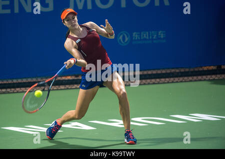 Wuhan, Chine. 22 sep, 2017. christina mchale des États-Unis renvoie la balle pendant le match contre l'admissibilité à des des célibataires nicole Gibbs de l'united states à 2017 wuhan wta open à Wuhan, capitale de la province du Hubei en Chine centrale, sur sept. 22, 2017. crédit : Xinhua/Alamy live news Banque D'Images