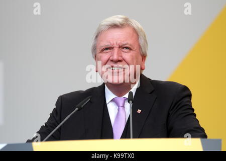 Giessen, Allemagne. 21 septembre 2017. Volker Bouffier, Premier ministre de l'État allemand Hesse, s'exprime lors de la campagne électorale d'Angela Merkel, chancelière allemande et chef de l'Union chrétienne-démocrate, aux élections fédérales du Bundestag (24 septembre 2017) à Brandplatz à Giessen, en Allemagne. Crédit: Christian Lademann Banque D'Images