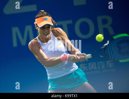 Wuhan, Chine. 22 sep, 2017. Nicole Gibbs de l'united states renvoie la balle pendant le match contre l'admissibilité à des des célibataires sa compatriote christina mchale à 2017 wuhan wta open à Wuhan, capitale de la province du Hubei en Chine centrale, sur sept. 22, 2017. Le match a été suspendu à cause de la pluie. source : Xinhua/Alamy live news Banque D'Images