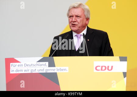 Giessen, Allemagne. 21 septembre 2017. Volker Bouffier, Premier ministre de l'État allemand Hesse, s'exprime lors de la campagne électorale d'Angela Merkel, chancelière allemande et chef de l'Union chrétienne-démocrate, aux élections fédérales du Bundestag (24 septembre 2017) à Brandplatz à Giessen, en Allemagne. Crédit: Christian Lademann Banque D'Images