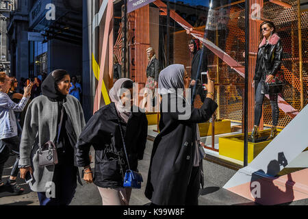 Londres, Royaume-Uni. 22 Sep, 2017. Les modèles montrent off Top Shop clothes sur des pistes à l'Oxford Street store fenêtre sous passants de prendre des photos ou tout simplement vous promener sur par. London, UK 22 Sep 2017 Crédit : Guy Bell/Alamy Live News Banque D'Images