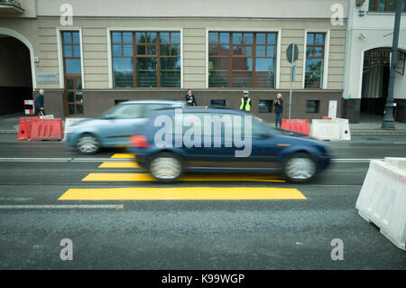 Bydgoszcz, Pologne. 22 sep, 2017. Les voitures sont vu l'accélération sur un passage pour piétons de fortune construits dans le cadre de la journée sans voiture. crédit : jaap arriens/Alamy live news Banque D'Images