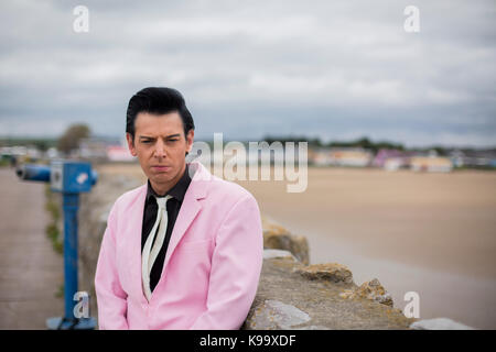 Porthcawl, Pays de Galles, Royaume-Uni. 22 sep, 2017. imitateur d'Elvis Presley memphis' 'carl, 30 ans, de telford dans le Shropshire pose pour une photo sur le premier jour de l'elvies, le festival elvis porthcawl annuel. crédit : mark hawkins/Alamy live news Banque D'Images