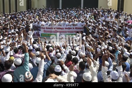 Dhaka, Bangladesh. 22 sep, 2017. Plusieurs organisations politiques islamistes au Bangladesh à un meeting de protestation et de brûler le drapeau du Myanmar à Dhaka à partir de la grande mosquée Baitul Mukarram après la prière du vendredi un arrêt exigeant le génocide des musulmans rohingyas à Dhaka, au Bangladesh. La manifestation a été organisée contre une répression militaire contre le groupe ethnique Rohingya au Myanmar et au Myanmar, Aung San Suu Kyi. plus de 370 000 Rohingyas, dont beaucoup de femmes et d'enfants ont fui au Bangladesh pour échapper à la violence depuis le 25 août, selon l'Organisation des Nations unies, une moyenne de près de 2 Banque D'Images