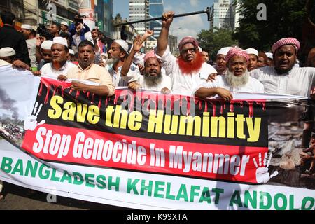 Dhaka, Bangladesh. 22 sep, 2017. Plusieurs organisations politiques islamistes au Bangladesh à un meeting de protestation et de brûler le drapeau du Myanmar à Dhaka à partir de la grande mosquée Baitul Mukarram après la prière du vendredi un arrêt exigeant le génocide des musulmans rohingyas à Dhaka, au Bangladesh. La manifestation a été organisée contre une répression militaire contre le groupe ethnique Rohingya au Myanmar et au Myanmar, Aung San Suu Kyi. plus de 370 000 Rohingyas, dont beaucoup de femmes et d'enfants ont fui au Bangladesh pour échapper à la violence depuis le 25 août, selon l'Organisation des Nations unies, une moyenne de près de 2 Banque D'Images