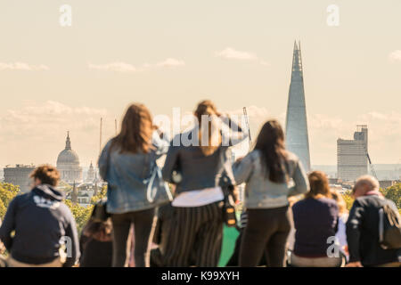 Londres, Royaume-Uni. 22 sept., 2017. Météo France : London profitez de la chaleur d'après-midi du haut de Primrose Hill le premier jour de l'automne. Crédit : Guy Josse/Alamy Live News Banque D'Images