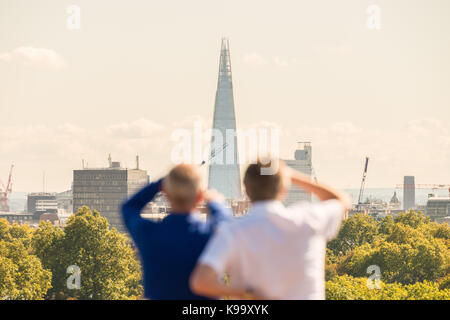 Londres, Royaume-Uni. 22 sept., 2017. Météo France : London profitez de la chaleur d'après-midi du haut de Primrose Hill le premier jour de l'automne. Crédit : Guy Josse/Alamy Live News Banque D'Images