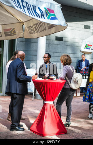 Berlin, Allemagne. 22 septembre 2017. Sud Africains vivant à Berlin ont été invités par l'Ambassadeur Pierre Sizani à le rejoindre à la fête du patrimoine à l'ambassade d'Afrique du Sud à Berlin. La Fête du patrimoine est une maison de public de l'Afrique du Sud a célébré le 24 septembre. Sud Africains célèbrent leur culture et la diversité de croyances et de traditions. La journée appartient à tous les Sud-africains et est souvent célébrée avec un Braai informel ou d'un barbecue. Eden Breitz/Alamy Live NEws Banque D'Images