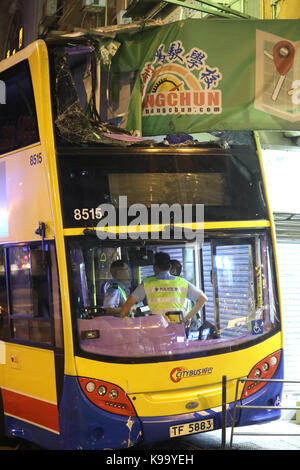 Hong Kong, Chine. 22 sep, 2017. photo prise sur sept. 22, 2017 montre la scène de l'accident de bus à un carrefour dans le quartier Sham Shui Po à Hong Kong, Chine du Sud, sept. 22, 2017. Trois personnes ont été tuées et 27 autres blessées. crédit : liu yongdong/Xinhua/Alamy live news Banque D'Images