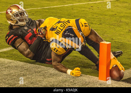 Santa Clara, Californie, États-Unis. Sep 21, 2017. Los Angeles Rams wide receiver Tavon Austin (11) a rappelé l'atterrissage parce qu'il a mis sa main en dehors des limites avant de balle faite de Touchdown, San Francisco 49ers en dehors de secondeur Ray-Ray Armstrong (54), à la défense le jeudi 21 septembre, 2017, à Lévis Stadium à Santa Clara, en Californie. Les Béliers défait les 49ers 41-39. Al Golub/CSM/Alamy Live News Banque D'Images
