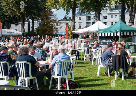 Canterbury, UK. 22 Sep 2017. Le premier jour de l'assemblée annuelle de la nourriture et des boissons de Canterbury Festival avait lieu aujourd'hui à la John Dane Jardins, Canterbury. Le festival se déroule sur trois jours, se terminant le dimanche 24 septembre et comprend des produits locaux, les étals de la rue Kent, nourriture de partout dans le monde et de la musique live. Credit : UrbanImages/Alamy Live News Banque D'Images