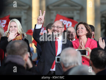 Berlin, Allemagne. 22 sep, 2017. Le chancelier allemand, candidat du parti social-démocrate (SPD), Martin Schulz (c) salue des supporters lors d'une réunion électorale pour les élections fédérales de l'Allemagne, qui tombent sur sept. 24, à Berlin, capitale de l'Allemagne, sur sept. 22, 2017. crédit : shan yuqi/Xinhua/Alamy live news Banque D'Images