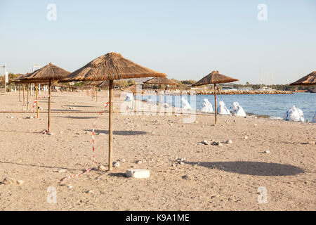 La plage de Glyfada (golfe de saros, Athènes, Grèce) vide au cours des premiers jours de la marée noire, s'est constitué en septembre 9th, 2017. Banque D'Images