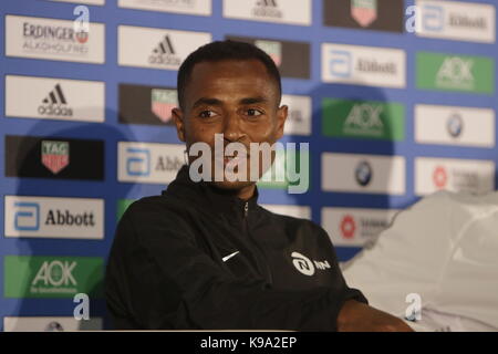 Berlin, Allemagne. 22 septembre 2017. Kenenisa Bekele est représenté à la conférence de presse. Les trois principaux concurrents coureurs au 44e marathon de Berlin bmw, eliud kipchoge du Kenya, d'Ethiopie Kenenisa Bekele et wilson kipsang du Kenya ainsi un coureur allemand philipp pflieger, ont été présentés lors d'une conférence de presse deux jours avant le marathon. Banque D'Images