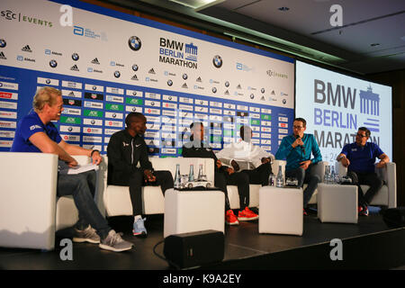 Berlin, Allemagne. 22 septembre 2017. eliud kipchoge, Kenenisa Bekele et wilson kipsang sont de gauche à droite à la conférence de presse. Les trois principaux concurrents coureurs au 44e marathon de Berlin bmw, eliud kipchoge du Kenya, d'Ethiopie Kenenisa Bekele et wilson kipsang du Kenya ainsi un coureur allemand philipp pflieger, ont été présentés lors d'une conférence de presse deux jours avant le marathon. Banque D'Images