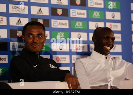 Berlin, Allemagne. 22 septembre 2017. Kenenisa Bekele (à gauche) et wilson kipsang (à droite sont représentés à la conférence de presse. Les trois principaux concurrents coureurs au 44e marathon de Berlin bmw, eliud kipchoge du Kenya, d'Ethiopie Kenenisa Bekele et wilson kipsang du Kenya ainsi un coureur allemand philipp pflieger, ont été présentés lors d'une conférence de presse deux jours avant le marathon. Banque D'Images