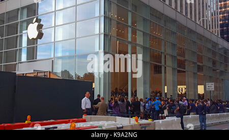 New York, 22 septembre 2017. Des milliers de fidèles clients attendre sur de longues lignes à l'extérieur de l'apple store de la cinquième avenue à Manhattan pour le concurrent samsung et cher phone 8 en vente. crédit : Robert cicchetti/Alamy live news Banque D'Images