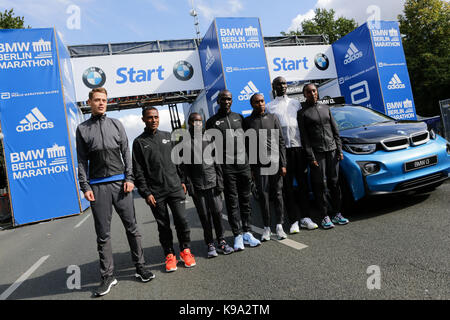 Berlin, Allemagne. 22 septembre 2017. philipp pfleger de Allemagne, Kenenisa Bekele de l'Ethiopie, du Kenya, de l'aiyabei valary eliud kipchoge du Kenya, Gladys cherono du Kenya, Wilson kipsang du Kenya et d'Ethiopie beriso amane poser pour les caméras sur la ligne de départ. l'avant-coureurs, garçons et filles, pour le 44e marathon de Berlin bmw ainsi que deux records du monde Guinness à l'investiture ont posé pour les caméras sur la ligne de départ du marathon. Banque D'Images