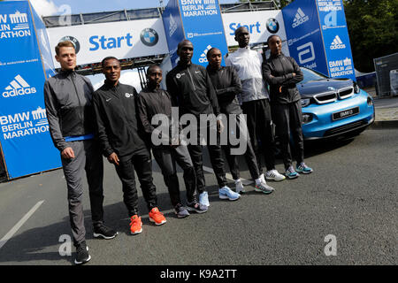 Berlin, Allemagne. 22 septembre 2017. philipp pfleger de Allemagne, Kenenisa Bekele de l'Ethiopie, du Kenya, de l'aiyabei valary eliud kipchoge du Kenya, Gladys cherono du Kenya, Wilson kipsang du Kenya et d'Ethiopie beriso amane poser pour les caméras sur la ligne de départ. l'avant-coureurs, garçons et filles, pour le 44e marathon de Berlin bmw ainsi que deux records du monde Guinness à l'investiture ont posé pour les caméras sur la ligne de départ du marathon. Banque D'Images