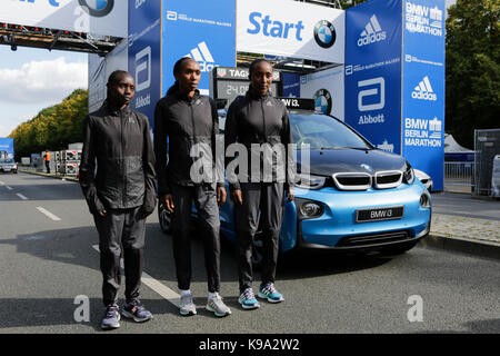 Berlin, Allemagne. 22 septembre 2017. valary aiyabei du Kenya, Gladys cherono du Kenya et d'Ethiopie beriso amane poser pour les caméras sur la ligne de départ. l'avant-coureurs, garçons et filles, pour le 44e marathon de Berlin bmw ainsi que deux records du monde Guinness à l'investiture ont posé pour les caméras sur la ligne de départ du marathon. Banque D'Images