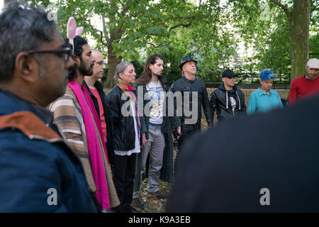 22 septembre 2017, Londres, Royaume-Uni : les radical faeries d'Albion et amis se rassemblent pour un équinoxe rituel à la green park tree cercle afin d'exprimer leurs sentiments sur la situation à l'échelle mondiale pour la queer peuples du monde, dont beaucoup vivent dans des pays où l'héritage mortel des lois homophobes introduite par l'empire britannique est toujours si terrible aujourd'hui. Ils traitent de Buckingham Palace et le délivrer un cri du coeur et l'invitation à la reine elizabeth ii à s'exprimer sur le sort des personnes lgbtiq + dans le commonwealth ; reconnaître les mauvais héritage de lois homophobes Banque D'Images