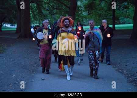 22 septembre 2017, Londres, Royaume-Uni : les radical faeries d'Albion et amis se rassemblent pour un équinoxe rituel à la green park tree cercle afin d'exprimer leurs sentiments sur la situation à l'échelle mondiale pour la queer peuples du monde, dont beaucoup vivent dans des pays où l'héritage mortel des lois homophobes introduite par l'empire britannique est toujours si terrible aujourd'hui. Ils traitent de Buckingham Palace et le délivrer un cri du coeur et l'invitation à la reine elizabeth ii à s'exprimer sur le sort des personnes lgbtiq + dans le commonwealth ; reconnaître les mauvais héritage de lois homophobes Banque D'Images