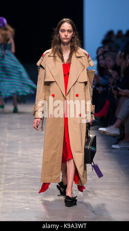 Milan, Italie. 22 sep, 2017. a model for fashion house annakiki au cours de la fashion week de milan printemps-été 2018 à Milan, Italie, sur sept. 22, 2017. crédit : jin yu/Xinhua/Alamy live news Banque D'Images