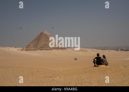 Giza, Egypte. 22 sep, 2017. Les touristes profiter d'une vue générale des grandes pyramides de Gizeh, Egypte, sept. 22, 2017. crédit : Meng tao/Xinhua/Alamy live news Banque D'Images